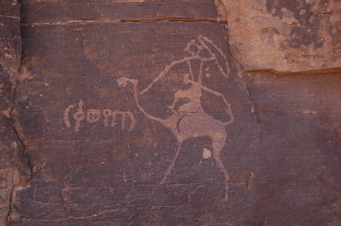 Graffito en thamoudique himaïtique gravé sur un rocher près de Ḥimā, au nord de Najrān (Arabie Saoudite), accompagné d’un dessin d'un chamelier.